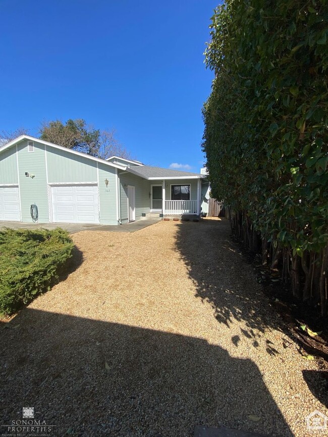 Building Photo - Updated 3bd/2ba Duplex!