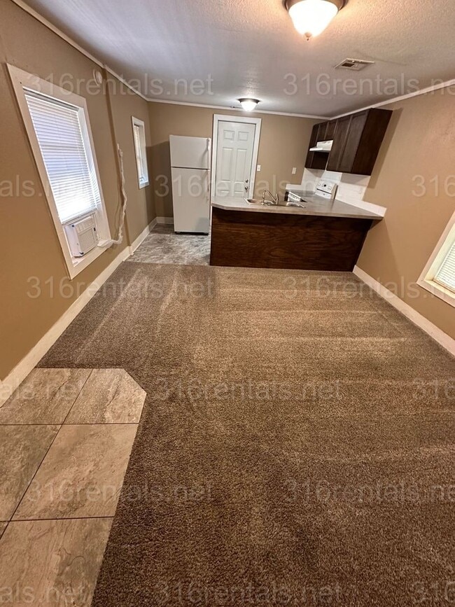 Foto del edificio - $625 - 1 bed 1 bath - Single Family Home secluded in the back of the main home 742 Hendryx