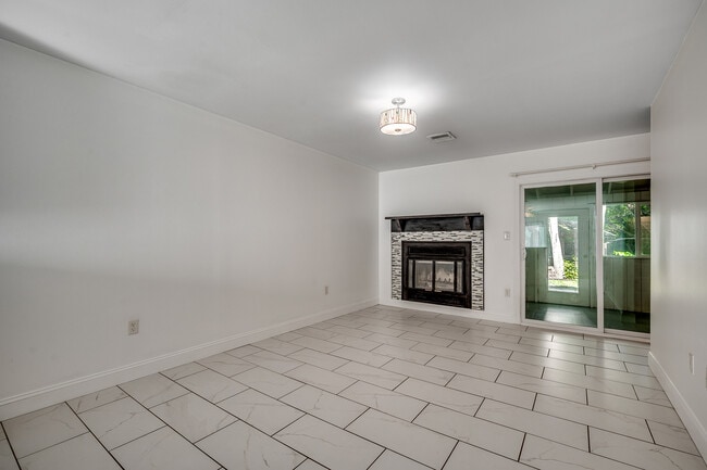 Building Photo - 38 Beaver Pond Loop