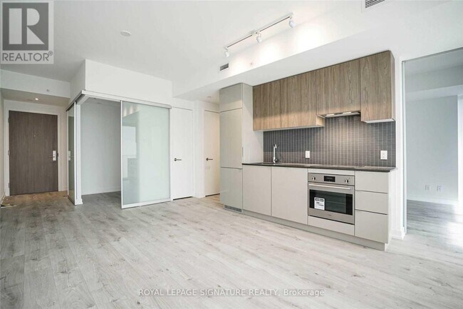 Building Photo - 161 Roehampton Ave