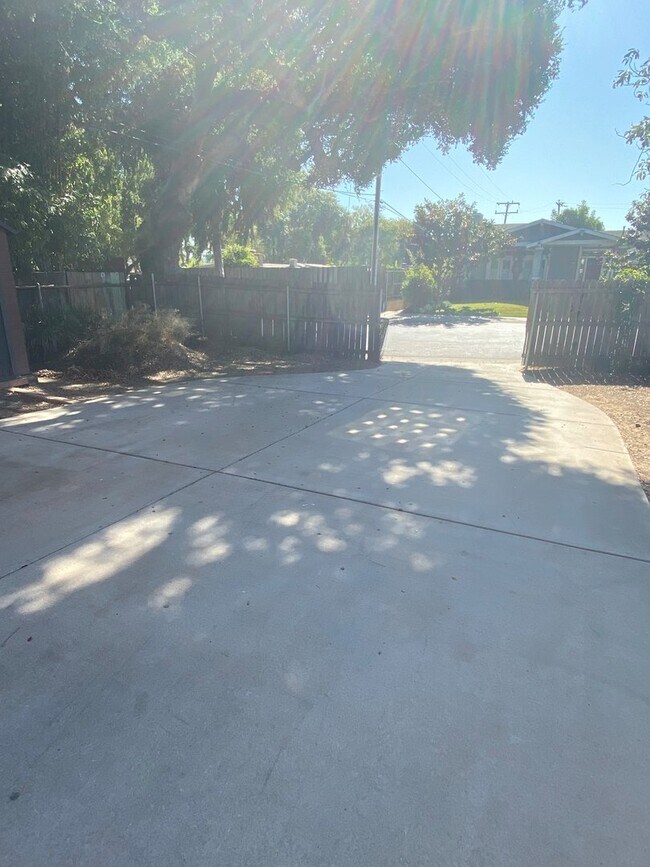 Foto del edificio - Santa Barbara - Cute two bedroom, one bath upstairs home near Cottage Hospital.