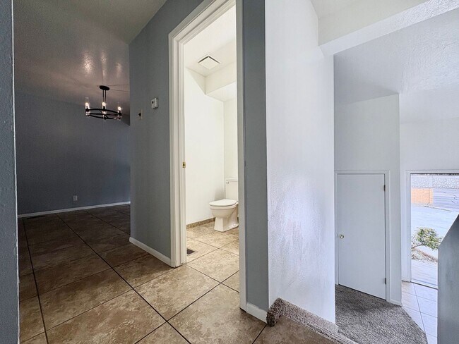 Foto del edificio - Charming 3-Bed Townhome in Holladay – Fenced Yard, Ample Parking & Prime Location