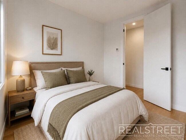Foto del edificio - Three Bed Two Bath with Balcony!