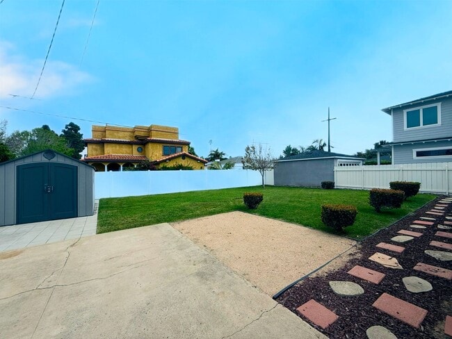 Foto del edificio - Classic Crown Point Beach Home – Charming Coastal Living Just Minutes from the Bay
