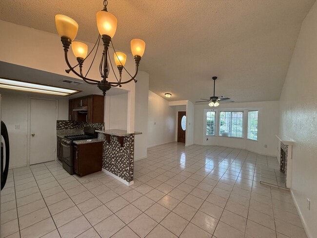 Building Photo - Charming 4-Bedroom Home in Delano!
