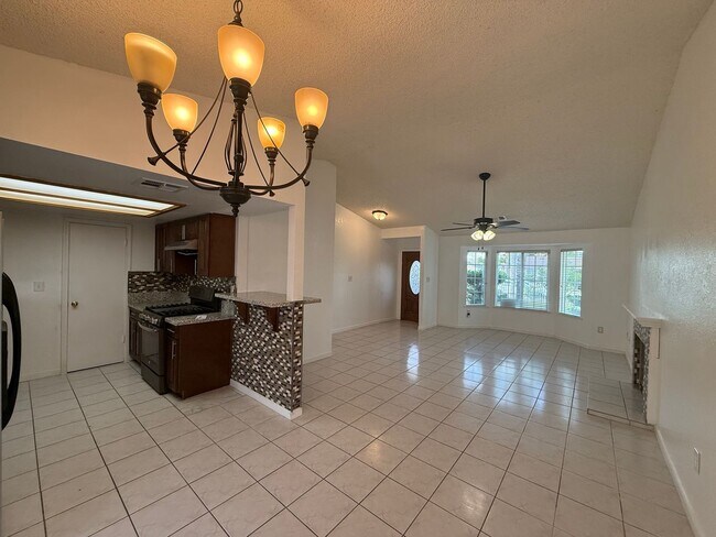 Foto del edificio - Charming 4-Bedroom Home in Delano!