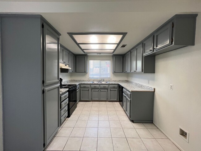 Building Photo - 3 bedroom and 2 bathroom home! AVAILABLE J...