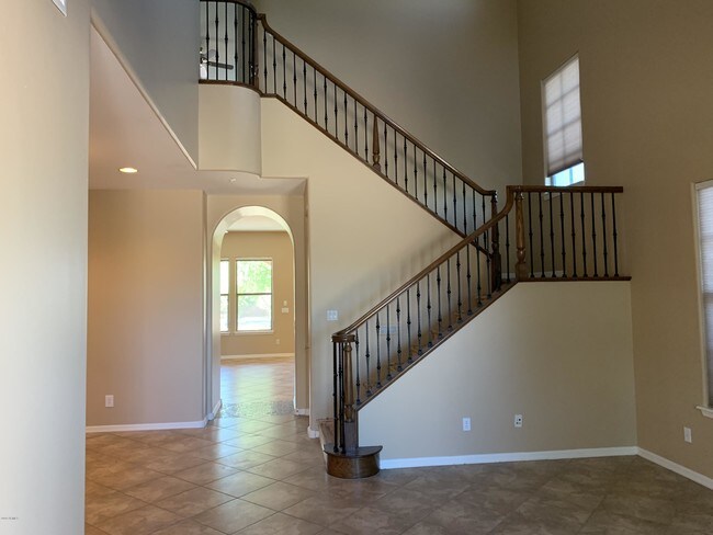 Building Photo - 9145 E Canyon View