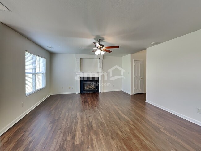Foto del edificio - 8222 Holly Tree Ln