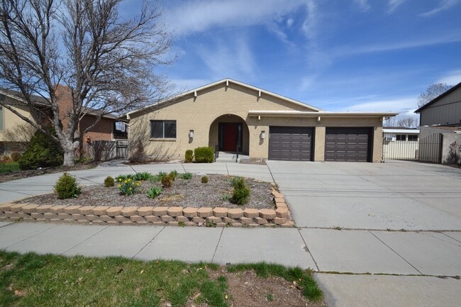 Photo - Awesome 5 bed 3 bath Home in Murray!!!
