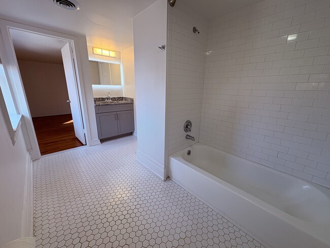 Building Photo - 1 E King St E