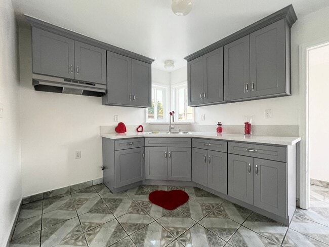 Building Photo - **3030 Caspian Way Long Beach** Front 2 be...