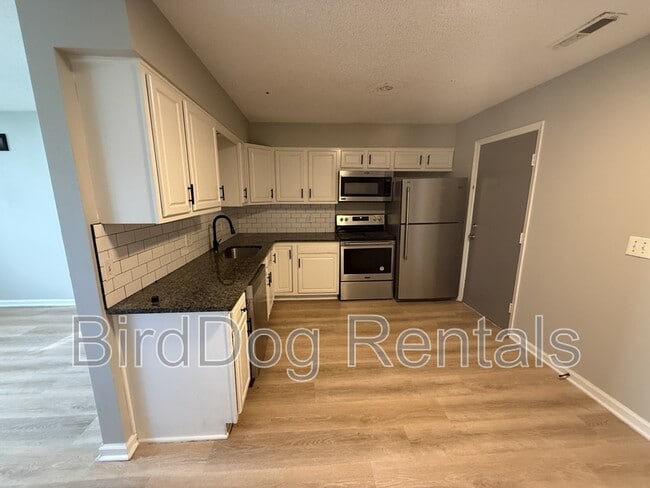 Building Photo - 690 Gibbard Ave