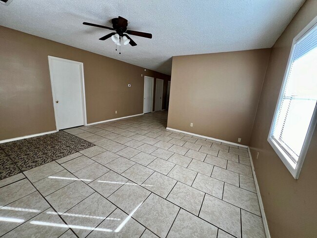Building Photo - Cozy 3B/2B Home Available to Rent Now!