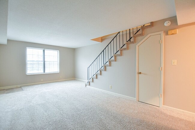 Building Photo - 1533 E Knollwood Cir