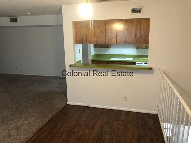 Building Photo - Spacious 2 Bedrooms 1 bathroom  Apartment For Rent