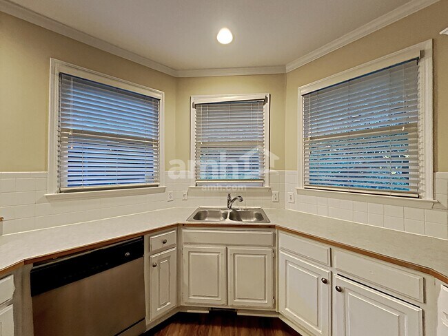 Foto del edificio - 815 Hillcrest Ln