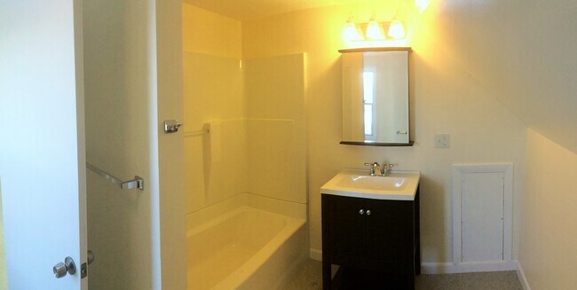 Full bath - 77 Gershom Ave