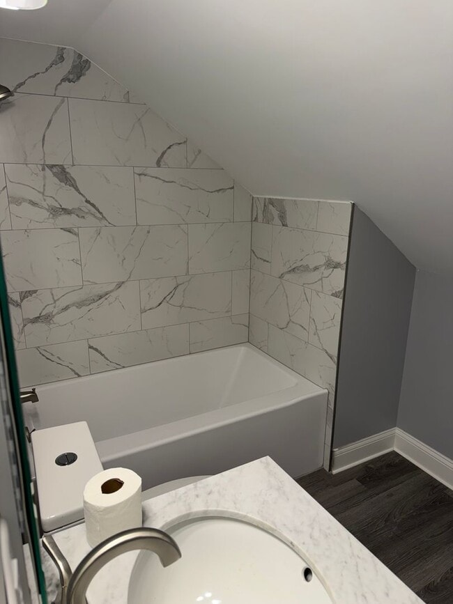 Building Photo - 2nd floor 2 bedroom 1 bath newly remodeled unit