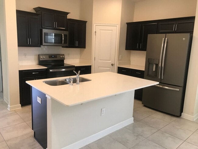 Building Photo - 4 Bedroom Home in Storey Grove Manors