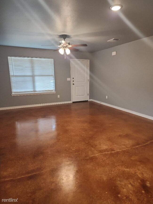 Building Photo - 3 br, 2 bath Duplex - 1806 Castroville Trl B