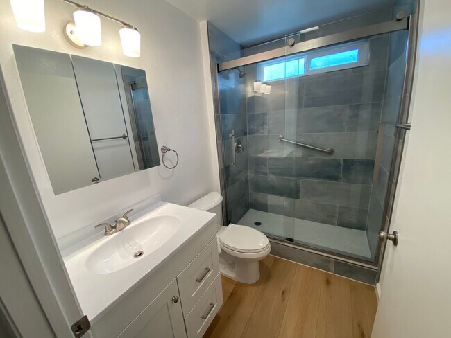 Foto del edificio - 2 Bed 2 Bath with Remodeled Bathrooms! Wat...