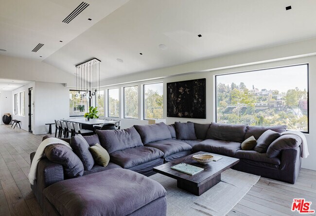 Foto del edificio - 2532 Canyon Oak Dr