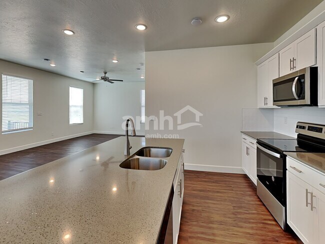 Building Photo - 11016 S Trocadero Ave