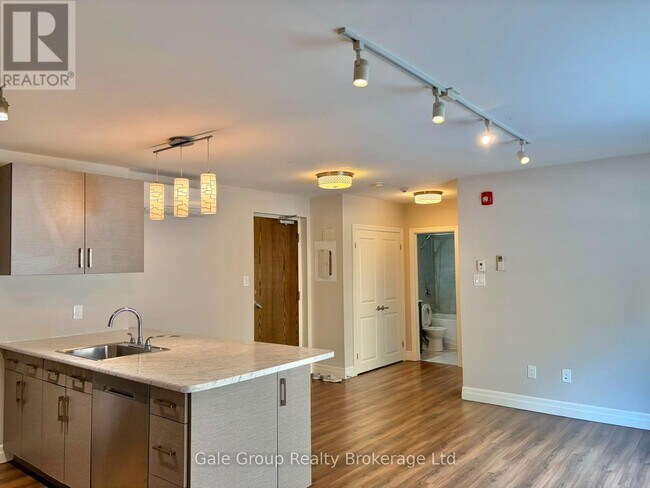 Photo du bâtiment - 5 Paisley Blvd E