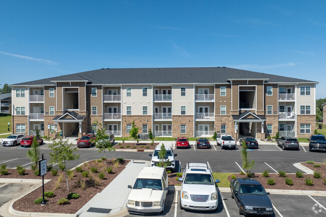 Foto del edificio - Luxe and Legends at Morganton Park Apartme...