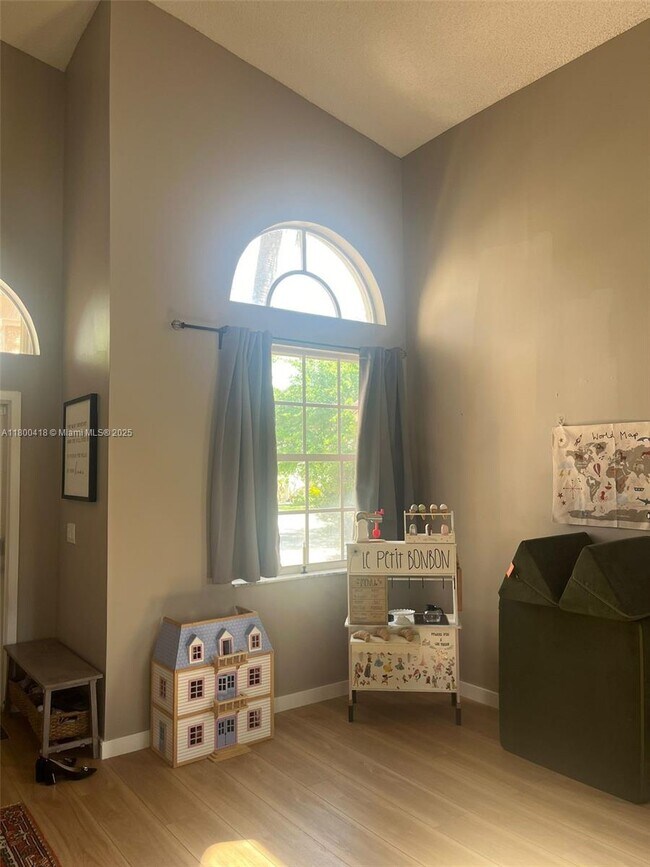 Foto del edificio - 15698 NW 12th Rd