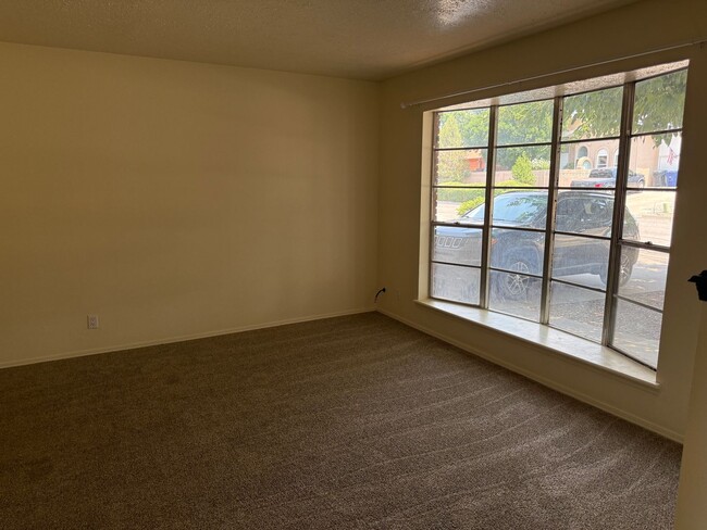 Building Photo - Great location.  4 Br, 1 3/4 Ba, 2 living areas, spacious yard.