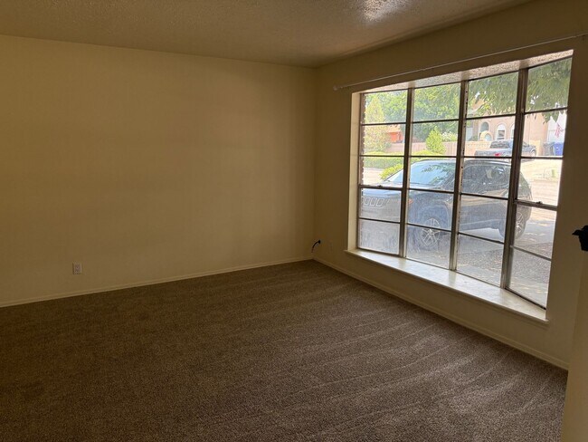 Foto del edificio - Great location.  4 Br, 1 3/4 Ba, 2 living areas, spacious yard.