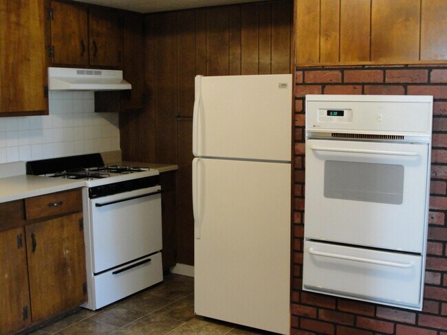 Kitchen Appliances - 1708 N Cedar St