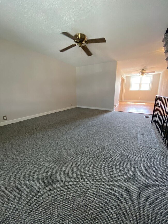 Building Photo - Beautiful 3 Bedroom 2 Full Bath in Clifton...