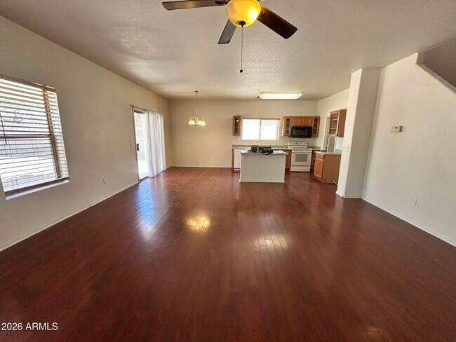 Foto del edificio - 2430 E County Down Dr