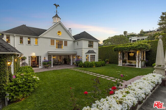 Building Photo - 1401 N Doheny Dr