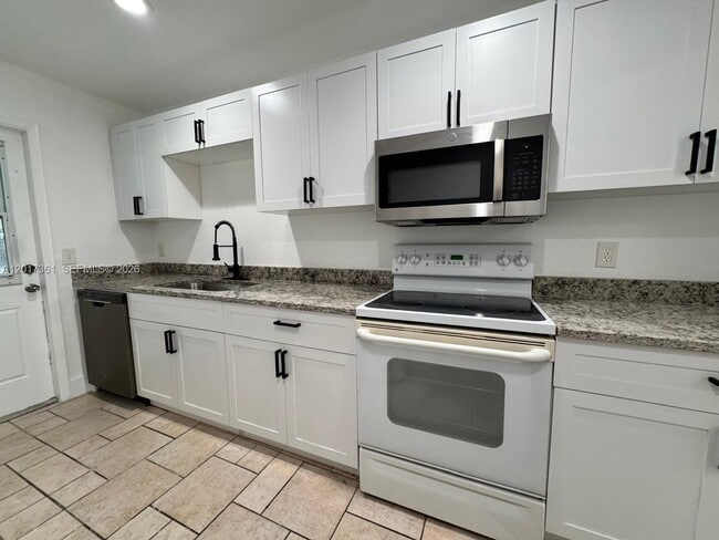 Foto del edificio - 725 Northlake Blvd