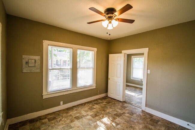 Building Photo - Amazing Home Near Downtown