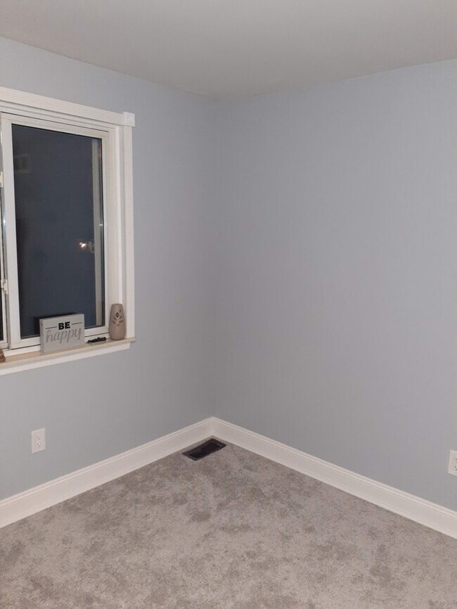 Building Photo - Saline Townhome