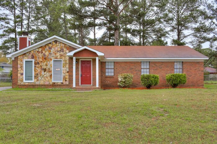 Primary Photo - Snag this 4 Bedroom Quickly