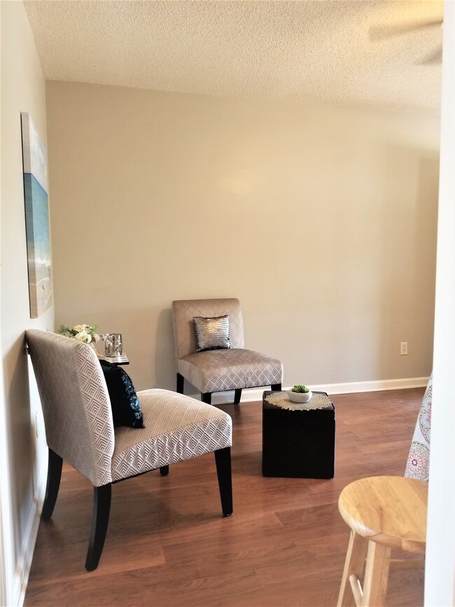 Building Photo - 1 bedroom 1 bath ground floor unit now ava...