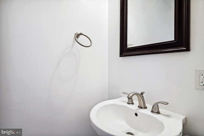 Foto del edificio - 1337 Girard St NW