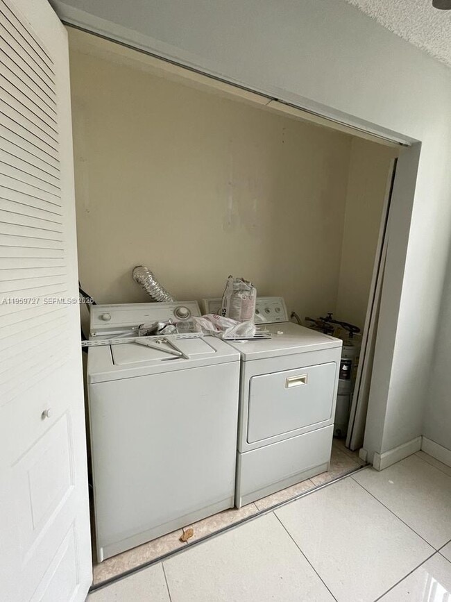 Building Photo - 960 NW 80th Ave