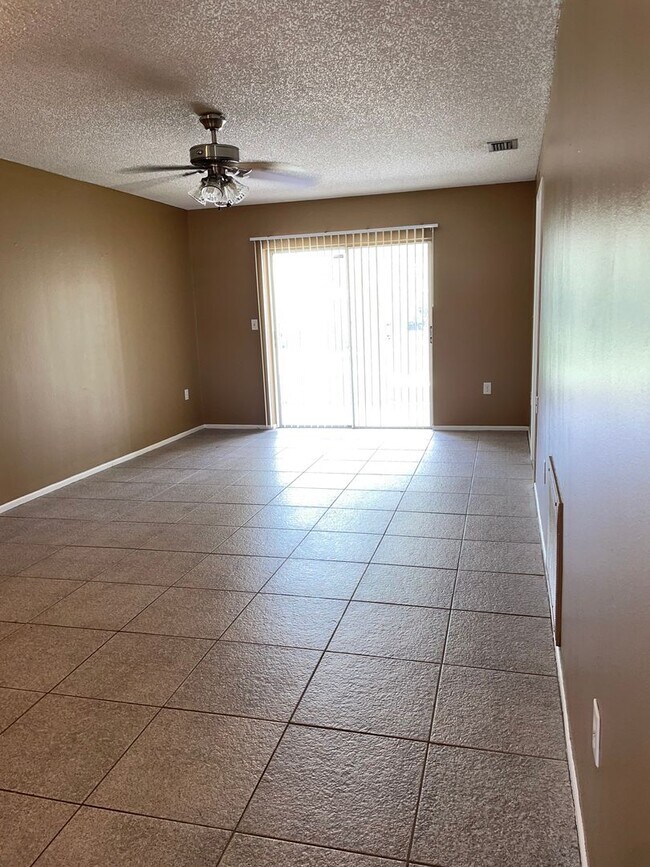 Foto del edificio - 2/2 available now!