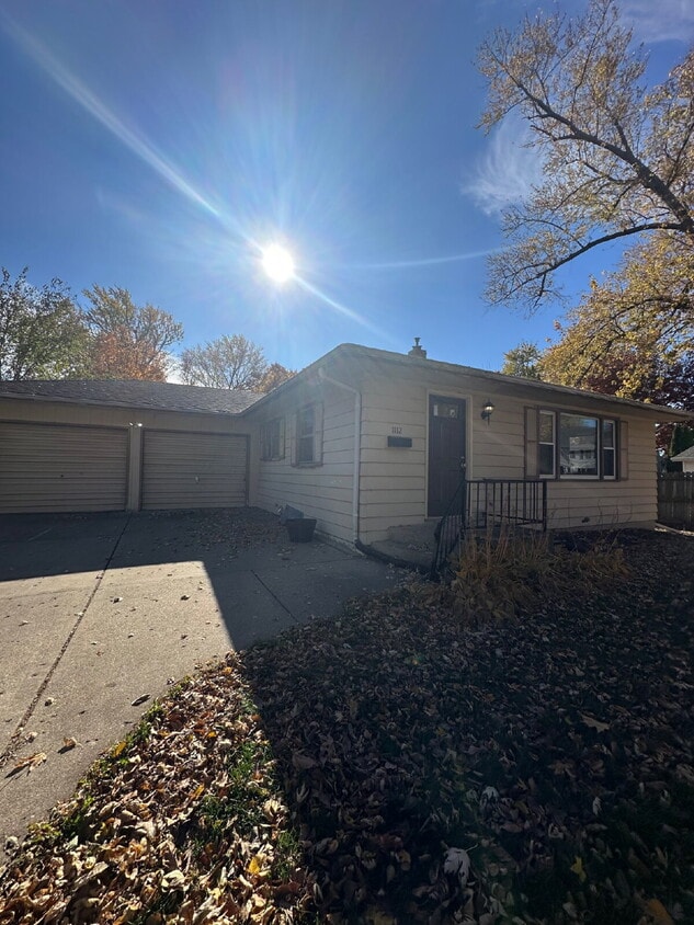 Primary Photo - 1112 E Memorial Dr