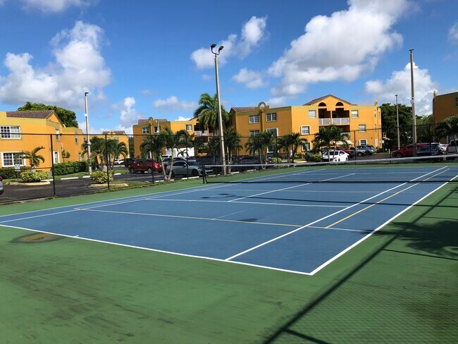 Community tennis court - 9711 Fontainebleau Blvd