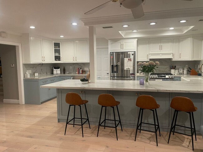 Building Photo - Remodeled Huntington Home!