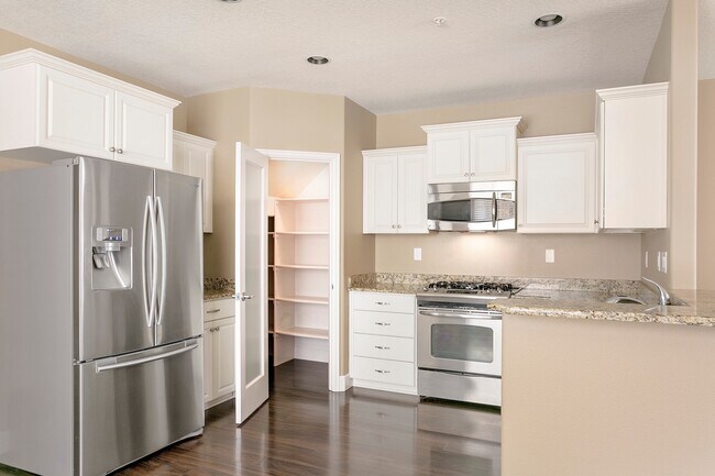 Foto del edificio - 3 Bedroom 2.5 Bathroom Townhome in the Hea...