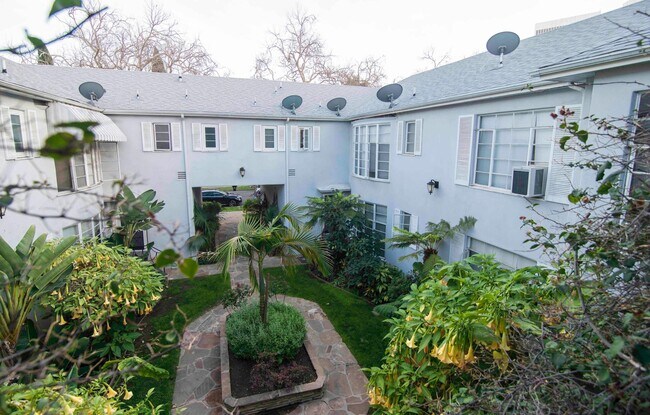 Building Photo - 9933 Robbins Dr